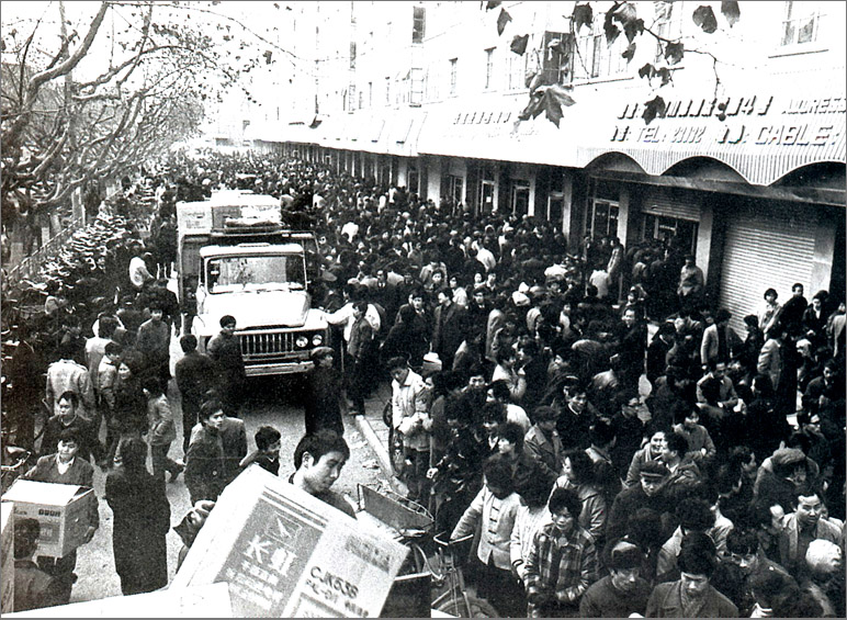 1989年，在彩電計劃調(diào)控的年代，長虹彩電的降價引發(fā)搶購潮