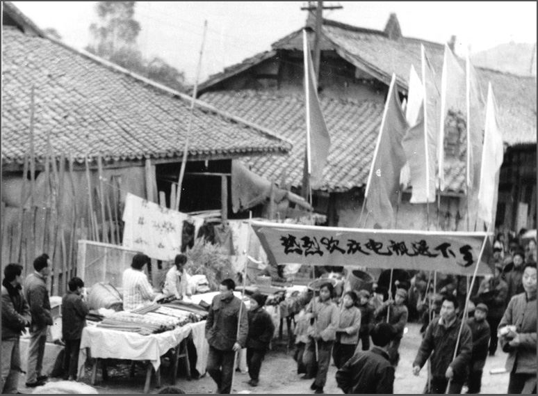 這可能是中國第一場&ldquo;家電下鄉(xiāng)&rdquo;，當時長虹在春季把彩電免費送下鄉(xiāng)，秋天豐收后農(nóng)民有錢了再去收錢