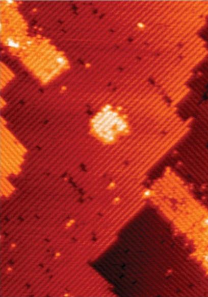 這是量子點(diǎn)設(shè)備模板，中間的小孔就是由7個(gè)磷原子構(gòu)成的