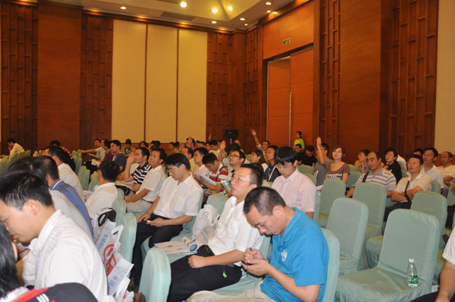 聽(tīng)眾踴躍舉手回答問(wèn)題