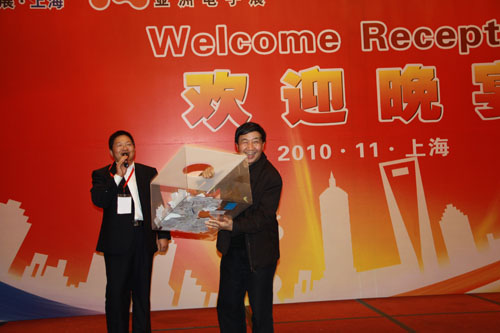 中國電子學(xué)會副理事長兼秘書長劉汝林先生抽取iPad大獎(jiǎng)