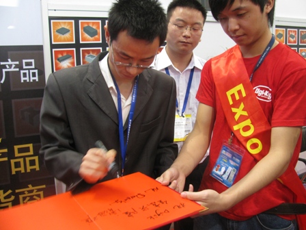 現(xiàn)場(chǎng)觀眾寫下對(duì)Digi-Key 的祝福