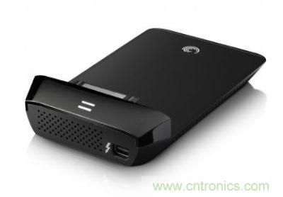 Thunderbolt高速傳輸接口可轉(zhuǎn)換成SATA接口，連接2.5寸硬盤(pán)產(chǎn)品