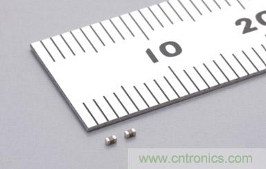  【導(dǎo)讀】目前伴隨著手機(jī)、平板電腦、LED照明等高科技電子產(chǎn)品的普及，電子設(shè)備正在不斷向小型化發(fā)展，電源的輸出功率也正在不斷增大。因此對(duì)電子設(shè)備采取過(guò)熱保護(hù)措施的重要性正在日益增強(qiáng)。其中特別對(duì)于只需組成簡(jiǎn)單的電路就能夠發(fā)揮過(guò)熱保護(hù)作用的PTC熱敏電阻的需求正在不斷增加。本屆介紹的是村田一款1.0&times;0.5mm、溫度測(cè)量誤差&plusmn;3℃、額定零功率電阻值為1k&Omega;的片式PTC熱敏電阻。  隨著手機(jī)、平板電腦、LED照明等高科技電子產(chǎn)品的普及，電子設(shè)備正在不斷向小型化發(fā)展，電源的輸出功率也正在不斷增大，因此對(duì)電子設(shè)備采取過(guò)熱保護(hù)措施也更加重要，其中特別對(duì)于只需組成簡(jiǎn)單的電路就能夠發(fā)揮過(guò)熱保護(hù)作用的PTC熱敏電阻的需求正在不斷增加。  現(xiàn)在具有過(guò)熱保護(hù)作用的片式PTC熱敏電阻的外形尺寸一般都大于1.6&times;0.8mm，溫度測(cè)量*2誤差也都大于&plusmn;5℃。村田利用自己開(kāi)發(fā)的材料技術(shù)和生產(chǎn)工藝技術(shù)，成功地實(shí)現(xiàn)了外形尺寸為1.0&times;0.5mm、溫度測(cè)量誤差為&plusmn;3℃、額定零功率電阻值為1k&Omega;的片式PTC熱敏電阻系列產(chǎn)品的商品化。我們根據(jù)該產(chǎn)品的溫度測(cè)量值，在從80℃至150℃的范圍中以10℃為單位，劃分了各系列產(chǎn)品。  產(chǎn)品特點(diǎn)      * 外形尺寸小 (1.0&times;0.5mm)     * 溫度測(cè)量誤差小 (電阻值為100k&Omega;和10k&Omega;時(shí)，溫度測(cè)量誤差分別為&plusmn;3℃和&plusmn;5℃)     * 擁有豐富的以10℃為單位的系列產(chǎn)品，能夠滿(mǎn)足客戶(hù)的各種溫度測(cè)量要求 (80℃～150℃ (電阻值為100k&Omega;時(shí)) ; 65℃～135℃ (電阻值為10k&Omega;時(shí)) )     * 符合TUV和UL安規(guī)標(biāo)準(zhǔn)  用途      * LED燈的過(guò)熱保護(hù)和電力控制     * 筆記本電腦的電源散熱等; DC-DC轉(zhuǎn)換器的MOSFET*3過(guò)熱保護(hù); 鋰離子電池保護(hù)電路中的MOSFET過(guò)熱保護(hù)     * 電動(dòng)機(jī)逆變器和線圈的過(guò)熱保護(hù)和電力控制  術(shù)語(yǔ)說(shuō)明  *1 熱敏電阻: 	對(duì)熱敏感的半導(dǎo)體電阻，其電阻值會(huì)隨溫度的變化而改變。一般來(lái)說(shuō)，許多人都知道電阻值會(huì)隨著溫度的上升而逐步減小的NTC (負(fù)溫度系數(shù)) 熱敏電阻。然而在熱敏電阻中，還有一種當(dāng)溫度超過(guò)一定的溫度 (居里溫度*4) 時(shí)，其電阻值會(huì)隨著溫度的升高而急劇增大的元件，這就是PTC (正溫度系數(shù)) 熱敏電阻 (POSISTOR?*5) 。PTC熱敏電阻不僅具備過(guò)熱保護(hù)功能，還具有特有的電阻溫度特性，可被用來(lái)控制電流和電力。 *2 溫度測(cè)量: 	此系列產(chǎn)品最適用于檢測(cè)電阻值達(dá)到10k&Omega;或100k&Omega;時(shí)的溫度。 *3 MOSFET: 	Metal-Oxide-Semiconductor Field-Effect Transistor (金屬-氧化層-半導(dǎo)體-場(chǎng)效晶體管) 的縮寫(xiě)。 MOSFET適合作為DC-DC轉(zhuǎn)換器的開(kāi)關(guān)元件和一般的電流開(kāi)關(guān)等元件。如果其工作溫度超過(guò)了一定的溫度，F(xiàn)ET (場(chǎng)效晶體管) 就會(huì)被損壞，因此通過(guò)使用具有過(guò)熱保護(hù)作用的POSISTOR?，就能夠防止FET因過(guò)熱而損壞。 *4 居里溫度: 	也稱(chēng)居里點(diǎn) (Currie Point) 。我公司將電阻值達(dá)到溫度為25℃時(shí)的電阻值 (額定零功率電阻值) 的2倍時(shí)的溫度定義為居里溫度。 *5 POSISTOR?: 	是株式會(huì)社村田制作所的注冊(cè)商標(biāo)。  系列產(chǎn)品型號(hào)      * PRF15AR102RB6RC     * PRF15BA102RB6RC     * PRF15BB102RB6RC     * PRF15BC102RB6RC     * PRF15BD102RB6RC     * PRF15BE102RB6RC     * PRF15BF102RB6RC     * PRF15BG102RB6RC  特性圖  特性圖  電氣特性  產(chǎn)品型號(hào) 	特性 	額定零功率  電阻值(在環(huán)境溫度為+25℃的條件 下) 	 電阻值為10k&Omega;時(shí)的溫度測(cè)量值 	電阻值為100k&Omega;時(shí)的溫度測(cè)量值 	最大電壓 PRF15AR102RB6RC 	AR 	1k&Omega;&plusmn;50% 	135&plusmn;5℃ 	150&plusmn;3℃ 	32VDC PRF15BA102RB6RC 	BA 	125&plusmn;5℃ 	140&plusmn;3℃ PRF15BB102RB6RC 	BB 	115&plusmn;5℃ 	130&plusmn;3℃ PRF15BC102RB6RC 	BC 	105&plusmn;5℃ 	120&plusmn;3℃ PRF15BD102RB6RC 	BD 	95&plusmn;5℃ 	110&plusmn;3℃ PRF15BE102RB6RC 	BE 	85&plusmn;5℃ 	100&plusmn;3℃ PRF15BF102RB6RC 	BF 	75&plusmn;5℃ 	90&plusmn;3℃ PRF15BG102RB6RC 	BG 	65&plusmn;5℃ 	80&plusmn;3℃ 外形尺寸圖  外形尺寸圖 生產(chǎn)體制  村田制作所八日市事業(yè)所在2011年3月開(kāi)始了該系列產(chǎn)品的量產(chǎn)活動(dòng)。 樣品價(jià)格  10日元/個(gè)