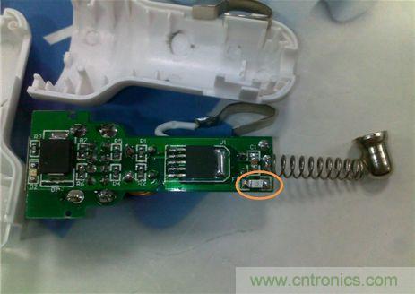 使用AEM-1206HI 2.5A貼片保險絲，布局簡單