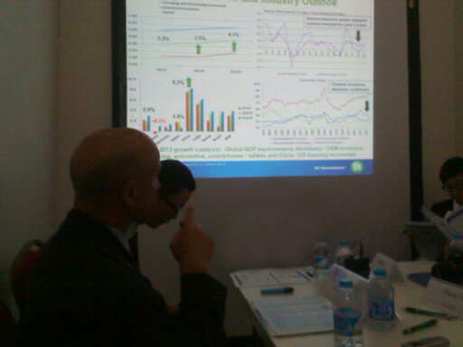 圖:David Somo介紹2013年半導(dǎo)體電子市場商機和安森美對策