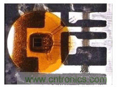 圖2：對于車用級R2Coupler產(chǎn)品如ACPL-M43T光電耦合器，Avago使用雙線強化關(guān)鍵功能連接