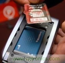 圖2:手機(jī)電池上的13.56MHz電子標(biāo)簽