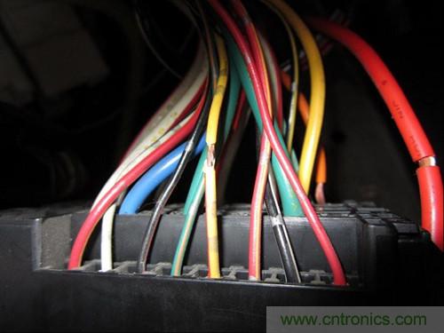 控制線25線--黃底紅條，電容器輸出線為最大的藍(lán)色線，接蓄電池正極的線為白底紅條粗線