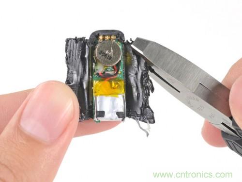 割開(kāi)塑料管道，剝離