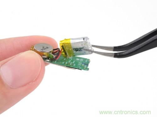 一個(gè)薄的金屬帶，電池是焊接在主板上