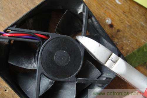 想減少電費(fèi)嗎？DIY一個(gè)迷你風(fēng)力發(fā)電機(jī)吧