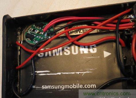 電池盒，安裝上鋰電池，用于外部強(qiáng)光LED供電