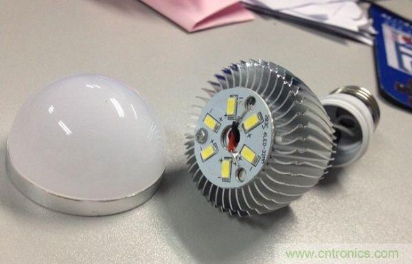 3瓦拆開，基板只有一顆螺絲，還沒擰緊