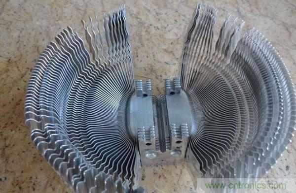 變廢為寶！風(fēng)扇散熱器變身山寨LED燈