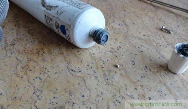 變廢為寶！風(fēng)扇散熱器變身山寨LED燈