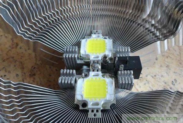 變廢為寶！風(fēng)扇散熱器變身山寨LED燈