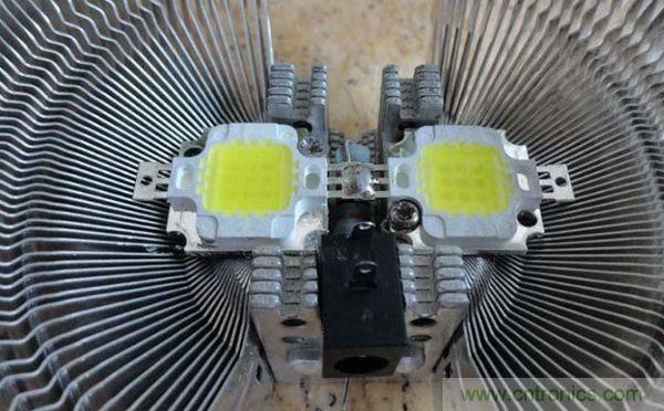 變廢為寶！風(fēng)扇散熱器變身山寨LED燈