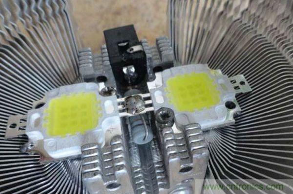 變廢為寶！風(fēng)扇散熱器變身山寨LED燈