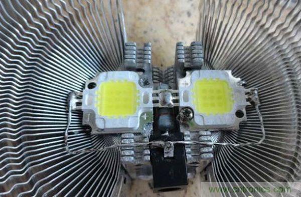 變廢為寶！風(fēng)扇散熱器變身山寨LED燈