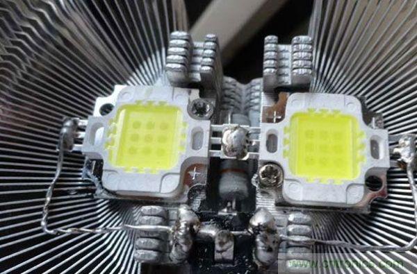 變廢為寶！風(fēng)扇散熱器變身山寨LED燈