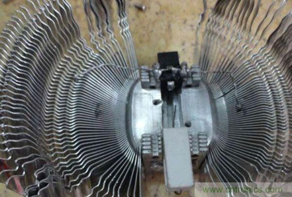 變廢為寶！風(fēng)扇散熱器變身山寨LED燈