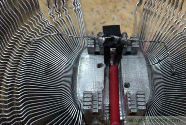 變廢為寶！風(fēng)扇散熱器變身山寨LED燈