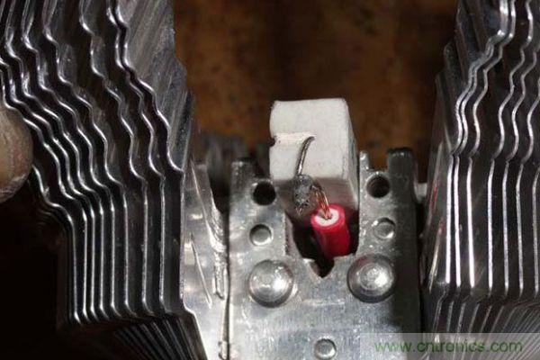 變廢為寶！風(fēng)扇散熱器變身山寨LED燈