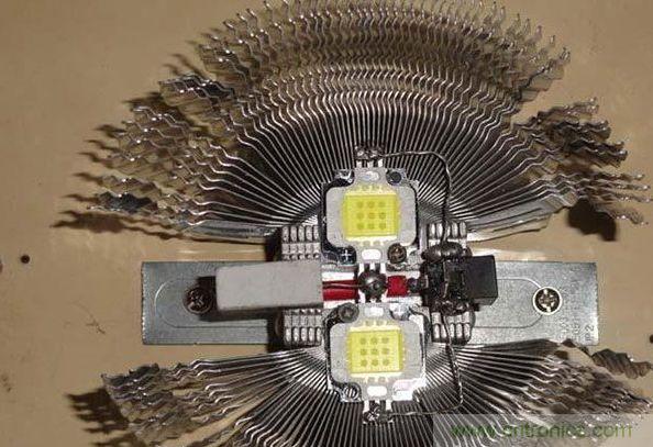 變廢為寶！風(fēng)扇散熱器變身山寨LED燈