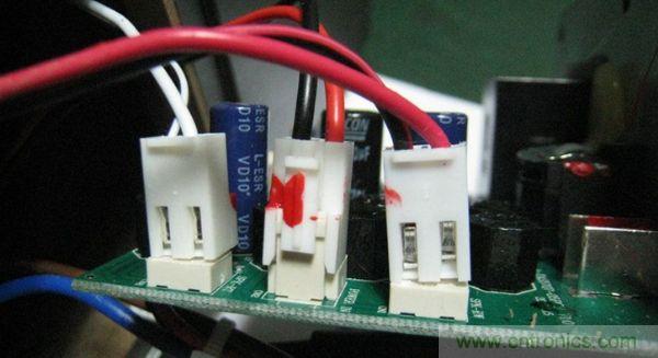 左邊是連接高音，中間是電源，右邊是低音連接