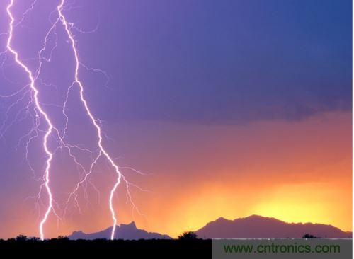 【導讀】處于空間變化的強電磁場中的物體，由于電磁感應，在其內(nèi)部就會產(chǎn)生很高的感應電動勢，很容易造成意外?，F(xiàn)在家用電器的也采取了各種相應的防護措施，特別是雷電的防護，不要以為在家里的電器就不怕雷電哦，&ldquo;家里&rdquo;也不安全的，所以雷天下電器防雷常識還是不可少的。  家用電器的防護，除了避免人為損壞外，諸多不可抗力因素所帶來的損壞也要采取相應的防護措施，特別是雷電的防護。雷電流在50～100微秒的時間內(nèi)，從０變化到幾萬安，再由幾萬安變化到０，在其周圍空間會產(chǎn)生瞬變的強電磁場。處于空間變化的強電磁場中的物體，由于電磁感應，在其內(nèi)部就會產(chǎn)生很高的感應電動勢。以前，由于它的成災概率極小，沒有引起人們的注意，但隨著微電子技術的重大進展，超大規(guī)模集成電路誕生，它的能耗小、靈敏度極高等特點，使得其容易被損壞。          在建筑物內(nèi)，大量布設著各種導體線路。當建筑物遭受雷擊或其周圍發(fā)生雷擊時，雷電流將在建筑物內(nèi)部空間產(chǎn)生瞬態(tài)磁場脈沖，這種磁場脈沖干擾上述回路后，將在回路中感應出瞬態(tài)過電壓，危及這些回路相連的設備。雖然建筑物做好了防雷措施，但建筑物不可避免的會出現(xiàn)露洞。比如大面積的門窗可以讓電磁波入侵來去自由，輸電線路引雷入室等等。甚至有些電器還是露天使用的，因此應做好電器防雷。 6   電力系統(tǒng)因其裸露而置于高空，是最易遭受雷擊的。20世紀初，在電力系統(tǒng)應用到輸電線中上時創(chuàng)造了避雷線，即接閃器是一根或兩根架設在輸電線上方的接地鋼線，也就是前面所稱的&ldquo;避雷線&rdquo;。由于它簡單有效，所以在房屋建筑上也推廣了這種形式的接閃器，將它安裝在房屋上容易發(fā)生雷擊的地方，起到避雷的作用?，F(xiàn)在許供電線路采用地下電纜，對防雷有了很大的幫助。但高壓運輸還是必須架空明線，因此，必須使用避雷線。          人們通常用過壓保護器來保護電器。其防雷原理是：這種保護器有兩個端口，電器電源火線與零線分別各接保護器的一個端口，每個保護器另一端再接地，通過間隙擊穿達到對地放電的目的。在正常工作電壓下，避雷器間隙不會被擊穿，當過電壓沿導線傳過來危及被保護設備的過電壓時，避雷器間隙很快被擊穿，對地放電，使大量的電荷都泄入到大地，從而限制了被保護設備的輸入電壓，起到了保護設備的作用。過電壓過去以后，間隙能迅速恢復，使電器正常工作。一些高檔的電器自帶保護器，但是還有許多的電器沒有這一裝置。因此，應在入戶電線接上保護器。在雷暴天氣時，如果沒有特別的用電要求，最好將入戶總閘關閉。          微電子技術的發(fā)展，用電器大量使用集成電路。雷電發(fā)生時的電磁效應是集成電路的克星。而現(xiàn)在使用集成電路最多的莫過于計算機了，為了防止電磁感應對其的破壞，計算機的主機外殼一般由金屬制成。利用金屬的靜電屏蔽和對電磁波的趨膚效應，對防止感應雷有很好的效果。