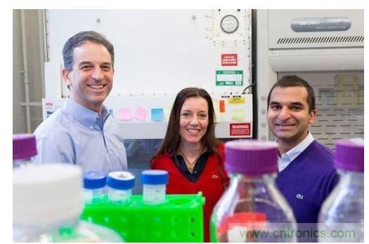 從左到右：MIT生物工程學(xué)教授Ron Weiss、機(jī)械工程學(xué)副教授Domitilla Del Vecchio，以及MIT生物工程系學(xué)生Deepak Mishra。