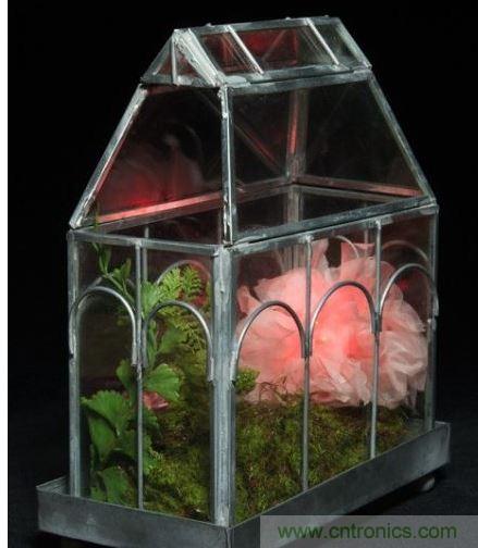 當(dāng)傳感器讀到的數(shù)值低于閾值，則LED會(huì)閃爍紅光