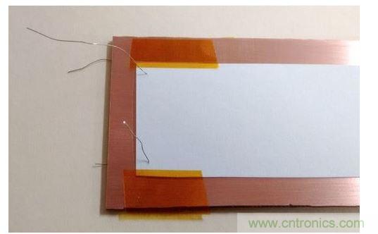 對(duì)齊后的碳粉轉(zhuǎn)印紙。注意用于對(duì)齊的小細(xì)線