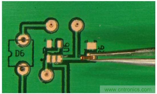 插入鉚釘，并將板子翻轉(zhuǎn)過來