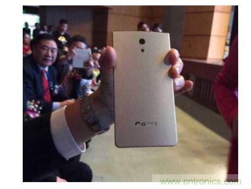 【導讀】在兩會期間，格力董事長董明珠對手機制造曾有過較為明顯的表態(tài)，她表示如果格力做手機，那么用戶在3年之內(nèi)是不用進行更換的。然而就在不久之后，她又爆出了一條更為令人震驚的消息，格力手機已經(jīng)做出實體機了。  曝光的格力手機  格力手機的首秀出現(xiàn)在中山大學博學大講堂。董明珠今日參加中山大學博學大講堂上做&ldquo;傳統(tǒng)企業(yè)的突圍成長&rdquo;演講。演講中，董明珠話鋒一轉(zhuǎn)，談到了格力手機。&ldquo;我們也很意外&rdquo;，董明珠陪同人員表示，&ldquo;董總突然叫她的秘書拿手機過來，然后跟大家說&lsquo;透露一下格力的手機已經(jīng)出來了，我也已經(jīng)用了&rsquo;。&rdquo;  按照內(nèi)部規(guī)劃，今年格力可能會將手機推向市場，但具體的正式發(fā)布時間尚未確定。在北京參加兩會期間，董明珠曾到奇虎360公司參觀，引發(fā)外界關于格力與360合作的大猜想。格力手機是代工還是自己造?售價多少?會否搭載格力智能家居系統(tǒng)?這一切都還沒有答案。格力集團市場部相關負責人表示，如果有消息會通過公司公告披露。  格力為什么做手機？外界最普遍的猜測是為布局智能家居。目前手機成為了公認的智能家居入口，很多智能家居的遠程遙控都通過手機來實現(xiàn)，再者，董明珠做事喜歡掌控大局，所以這個猜測很有可能是正確的。那么，可以肯定的是格力未來要做的智能家居，必然不是單一的硬件產(chǎn)品，而是一整套家居生態(tài)系統(tǒng)。