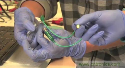 就是這么任性！柔性電池僅需1秒就充電完畢？