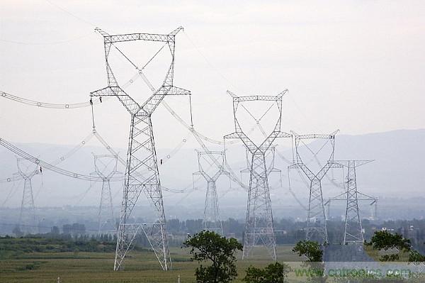 很多人在談到三相電時(shí)認(rèn)為是單相的、多了一個(gè)接地孔的三孔插座，就是因?yàn)閷?duì)三相電和三孔插座的概念出現(xiàn)了偏差。本文針對(duì)這個(gè)容易出現(xiàn)誤差的常識(shí)性錯(cuò)誤進(jìn)行糾正。