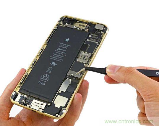 與iPhone 5S相比，電池尺寸更大，電池效率提高了16%。整部手機看起來就像一件藝術(shù)品，但看不到太多的內(nèi)部構(gòu)造。（來源：iFixit）