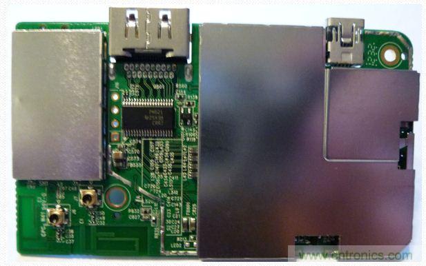 圖(f)：PTV3000流媒體適配器拆解過程。