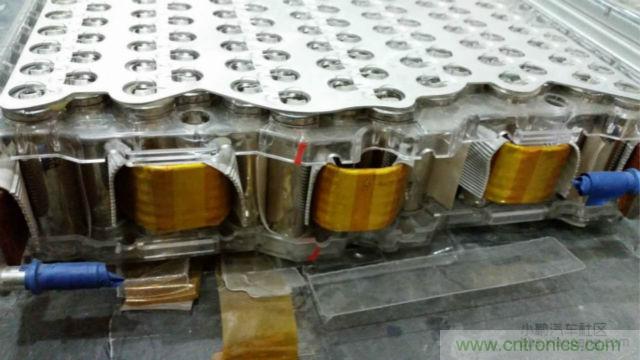 【導讀】對于電動汽車的核心&mdash;&mdash;電池，我們要求其安全、能量密度高、壽命長，充電時間短，同時又要性能卓越等等。那么對比電動汽車電池來說怎么樣才算是達標？又怎么樣才算是性能優(yōu)越呢?毫無疑問鋰離子電芯作為其最基本的單元，其優(yōu)劣至關重要。  電池是電動汽車的&rdquo;心臟&ldquo;。從電動汽車發(fā)展以來，各種技術路線百花爭鳴，爭論不休。其中應用最廣的鋰離子電芯，就有三元、磷酸鐵鋰、錳酸鋰等多種技術路線并存的現(xiàn)象。同時鋰離子電芯還分為方形，軟包，圓柱三種結構形式。  而這越是紛繁蕪雜，就越能代表了我們還在不斷探索，代表了電動汽車的急切盼望：電動汽車需要一顆強大的&ldquo;心臟&rdquo;。  對于電池包的要求  對于電動汽車的核心&mdash;&mdash;電池，我們要求其安全、能量密度高、壽命長，充電時間短，同時又要性能卓越等等。而這一項一項的要求，看似苛刻，但卻又無一不是電動汽車實現(xiàn)產(chǎn)業(yè)化的硬性指標。  那么對比電動汽車電池來說怎么樣才算是達標？又怎么樣才算是性能優(yōu)越呢?毫無疑問鋰離子電芯作為其最基本的單元，其優(yōu)劣至關重要。  但就拿我們最關注的安全性來說，是不是電芯安全了，電池包就安全了呢？  我們可以看到2002年，磷酸鐵鋰(LFP)首次被美國Valance公司產(chǎn)業(yè)化，隨即引起了中國市場的廣泛關注。從2004年開始，我國掀起了一股投資磷酸鐵鋰材料和磷酸鐵鋰動力電池的熱潮，磷酸鐵鋰其相對穩(wěn)定，安全性較高。隨后，它成為我國正極材料的主要路線，爭議暫告段落。  但是，隨著特斯拉在動力電池使用了鎳鈷鋁酸鋰的正極材料，爭論再次出現(xiàn)。磷酸鐵鋰其較低的能量密度，已經(jīng)使其處于劣勢。 1 據(jù)調(diào)研發(fā)現(xiàn)，進入2014年以來，國內(nèi)鋰電池正極材料產(chǎn)業(yè)整體出現(xiàn)了向三元材料轉移的趨勢，下游的電池廠基本都在開發(fā)三元材料的電芯，也引導著上游的材料企業(yè)開始加大對三元材料的開發(fā)和生產(chǎn)力度。  而一系列的變化，也恰恰說明鋰電行業(yè)在慢慢的摸索，慢慢走向成熟。就比如說一個電池包的安全，光靠電芯安全是遠遠不夠的，其必須上升到一個系統(tǒng)的層級來。也就是說電池包的安全，靠的是整個電池系統(tǒng)，而不僅僅是某個單一的元素。  更何況一個安全、可靠、性能卓越的電池包，更是涉及到多領域知識的耦合，其更需要一個完善、可靠的系統(tǒng)來實現(xiàn)。就好比飛機被認為是最安全的交通工具，不單單是&ldquo;安全&rdquo;的發(fā)動機，&ldquo;安全&rdquo;的結構，就能保障的，其中還綜合運用了人為因素分析、軟件安全性、風險管理和定量風險評估等各種先進技術來預防事故發(fā)生，可以說是系統(tǒng)保障了安全。  下面我們就從電池系統(tǒng)中抽離出其一個核心部件電池模組，淺談一下各種不同的模組結構。  關于電池模組  電池模組可以理解為鋰離子電芯經(jīng)串并聯(lián)方式組合，并加裝單體電池監(jiān)控與管理裝置。電池模組的結構設計往往能決定一個電池包的性能和安全。其結構必須對電芯起到支撐、固定和保護作用。同時如何滿足過電流要求，電流均勻性，如何滿足對電芯溫度的控制，以及是否有嚴重異常時能斷電，避免連鎖反應等等，都將是評判電池模組優(yōu)劣的標準。  而隨著電動汽車的發(fā)展，以及人們對性能的追求，熱管理更是成為了電池模組設計的一個至關重要的環(huán)節(jié)。自然冷卻已經(jīng)不能滿足我們的需求。風冷則由于其效率較低，且對電芯溫度的一致性較難控制，而表現(xiàn)的力不從心。因此，高性能需求的電池模組，其熱管理的解決方案已經(jīng)轉向液冷或相變材料。下面就介紹一下各種不同結構電芯的模組設計。  &middot; 方形電池模組  方形電芯可以說是我國汽車動力電池里，應用最多的電芯了。其外殼的材質(zhì)有鋁、鋼、以及塑膠。其電芯厚度是三種結構中最厚的，由此也造成其內(nèi)部和外表面的溫差較大。其模組結構也多為自然冷卻和風冷的結構。  我們來看看寶馬I3的電池模組設計。  我們可以看出，I3的電池模組從結構上已經(jīng)具備一個高性能模組所需的要素，而一臺高性能的電動汽車，就是靠著每一處的細節(jié)共同搭建而成的。當然其散熱、均溫以及可靠性等等，還有待市場的驗證。 2 （▲ 寶馬I3方形電池模組）  &middot; 軟包電池模組  軟包電芯的電池包，也是近期比較熱門的一種結構類型，其用在國外的電動車上比較多。  軟包電芯的物理結構決定了其不易爆炸，一般只有外殼能承受的壓力足夠高，才有可能炸，而軟包電芯內(nèi)部壓力一大，便會從鋁塑膜邊緣開始泄壓、漏液。同時軟包電芯也是幾種電芯結構中，散熱最好的。  目前，市面上賣得最多的還是日產(chǎn)的Leaf，其模組結構為全密封式的，并未考慮散熱，即不散熱。  而Leaf在市場上頻繁反饋的容量衰減過快，與此熱管理也不無關系。顯然隨著人們對于高性能電動車的追求，迫使軟包電芯也必須要有主動式的熱管理結構。  下面我們來看看一款World Congress展臺上的液冷軟包模組。其模組由電芯層疊而成，而電芯間有間隔排布的液冷板，其保證每顆電芯都有一個大面接觸到液冷板，并充分發(fā)揮了軟包電芯液冷的優(yōu)勢。 3 （▲ 液冷軟包電池模組）  當然軟包電芯要將液冷技術做成熟也并非易事，其必須考慮液冷板的固定，密封性，絕緣性等等。同時可靠的電連接，以及具有&ldquo;保險絲&rdquo;結構連接片，這都是高性能軟包模組的方向。  我們可以看到軟包電芯其配合完善的模組結構后，其優(yōu)勢會得以凸顯。  圓柱電池模組  圓柱電芯可謂是在各類電子產(chǎn)品中，應用最廣泛的結構。如今，在電動汽車行業(yè)也占有一定得份額。最典型的即是18650電芯了，其工藝經(jīng)過多年的沉淀，并在大規(guī)模的自動化生產(chǎn)的條件下，現(xiàn)今屬于最成熟，穩(wěn)定且一致性最好的電芯。  而圓柱電芯更是有著目前最高的能量密度，其三元材料的電芯能做到210~250Wh/kg。國內(nèi)目前的圓柱電池包多為自然冷卻或風冷的結構，其效果不盡如人意。  我們來看看，將圓柱型電芯推到風口浪尖上的特斯拉電池模組。  相信已經(jīng)有不少人見過特斯拉的模組了：  組成一臺特斯拉汽車需要7000多顆18650電芯，一個模組則需要400多顆電芯，同時為了高性能的目標又要在模組上集成多項功能，可見其工作量和難度之大。其中，甚至還用上了一些跨行業(yè)的技術，使人眼前一亮，為之拍案。好比電芯連接的&ldquo;保險絲&rdquo;設計。  可以說，身處電池行業(yè)的人，反而很少有人能想得到，這也許就是當局者迷吧。而這一技術的應用則極大地提高了電池的安全性能。同時，還有液冷管道的應用，極大地解決了18650電芯的散熱和均溫的問題，這對電池的性能和壽命都是一個極大的幫助。不僅如此，其電池模組在空間尺寸上的利用，更可謂是精打細算。  在這里還是要佩服一下特斯拉將事情做到極致的態(tài)度，也就是這樣一個模組，成為了一個高性能的特斯拉電池包所必不可少的核心部件。 4 電動之心  通過以上一些簡單的列舉，我們不難看出，無論何種結構的電芯其實都不乏一些好的應用范例。而對于鋰離子電芯，如果作為一款革命性的產(chǎn)品，目前看來仍有很多不足和局限。但我們與其一味坐等材料的發(fā)展，不如多考慮一下，如何做好電池模組，做好電池系統(tǒng)。而這也是我們打造一顆強大&ldquo;電動之心&rdquo;的必經(jīng)之路。