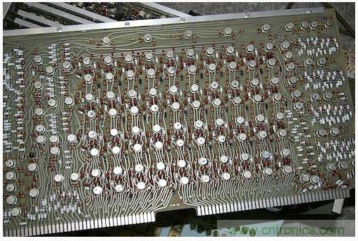 拆解也懷舊，讓人驚嘆的古董級(jí)可編程科學(xué)計(jì)算器 from 1966