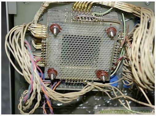 拆解也懷舊，讓人驚嘆的古董級(jí)可編程科學(xué)計(jì)算器 from 1966