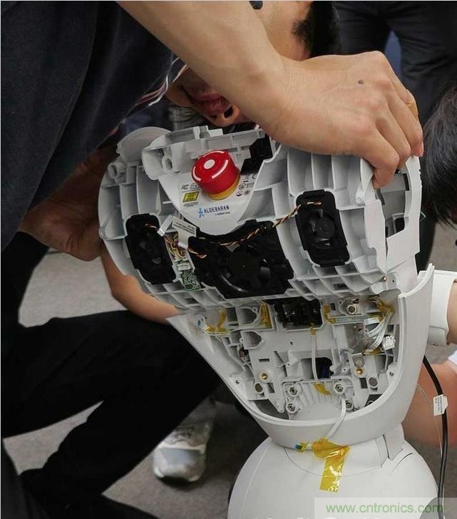 拆解筆記本不過(guò)癮，那就來(lái)拆拆日本情感機(jī)器人吧！