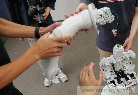 拆解筆記本不過(guò)癮，那就來(lái)拆拆日本情感機(jī)器人吧！