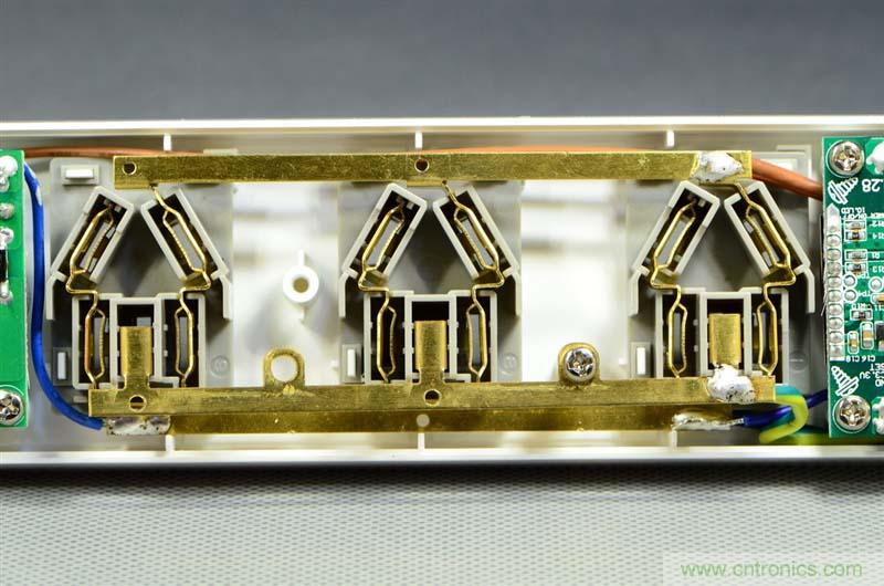 航嘉智能插線板拆解評(píng)測(cè)：看老牌機(jī)電如何&rdquo;秒殺&ldquo;后起之秀