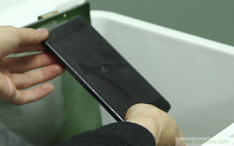 手機抗凍性能大挑戰(zhàn):iPhone被完爆