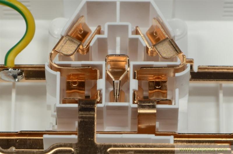 做工怒贊 神秘芯片！小米智能插線板拆解、評測