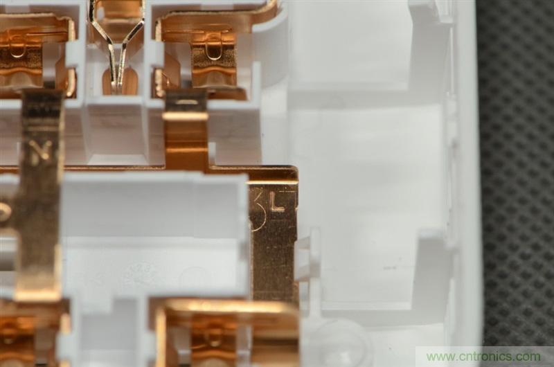 做工怒贊 神秘芯片！小米智能插線板拆解、評測