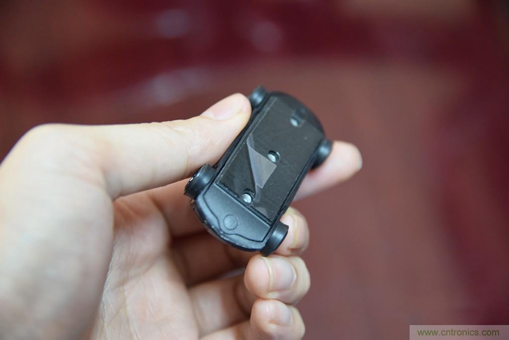 虛擬與現(xiàn)實(shí)相結(jié)合的飛車游戲，讓你體驗(yàn)速度與激情的碰撞！